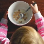 Wie geht man mit einem Kind um, das beim Essen wählerisch ist?