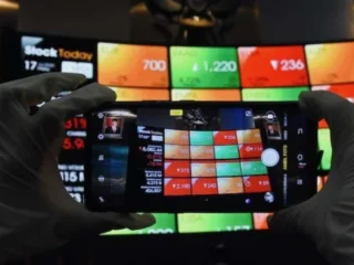 JCI eröffnet schwächer, asiatische Aktien und Wall Street schwächeln aufgrund von Trumps Aussage zur Fed