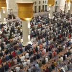 Die Priorität des Tarawih-Gebets, einer Sunnah-Praxis voller Belohnungen im Monat Ramadan