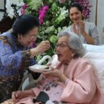 Präsident Prabowo verleiht den Bhayangkara-Stern an Eyang Meri, die Frau von General Hoegeng