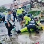 Momente, in denen Polizeikommissar Edwin in Südkalimantan von einem großen umgestürzten Baum getötet wurde