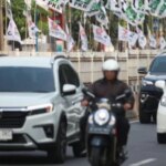 „Haram“-Orte werden mit Flaggen und Bannern politischer Parteien in Jakarta angezeigt