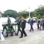 Unter der Leitung von Außenminister Sugiono wurde Agus Widjojo im Rahmen einer militärischen Zeremonie im TMP Kalibata beigesetzt