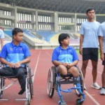 Paralympische Athleten gehen alleine auf die Laufbahn und fördern den Geist des inklusiven Laufens