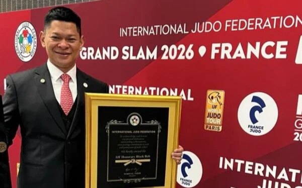 Indonesischer NOC-Vorsitzender erhält in Paris den schwarzen Ehrengürtel der IJF