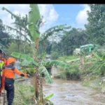 Zwei Studentinnen wurden in Semarang von Überschwemmungen mitgerissen, eine starb, ihre Freundin verschwand