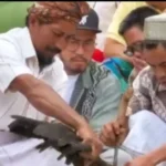 Der Moment, in dem sich Pandji Pragiwaksono vor 32 traditionellen Vertretern der Toraja entschuldigt und eine Geldstrafe für 1 Schwein und 5 Hühner verhängt