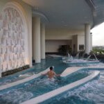 Ins Einkaufszentrum zu gehen ist jetzt nicht nur Einkaufen! Es gibt Sport- und Wellnessangebote auf dem Dach und sogar Schwimmbäder. Wo?