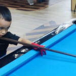 Fajar Alamri, 5-jähriger Junge aus Tolitoli, erregt Aufmerksamkeit bei internationalem Billardturnier