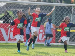 Der Fußball für frühkindliche Mädchen wird immer beliebter, Tausende Mädchen kommen nach Jakarta