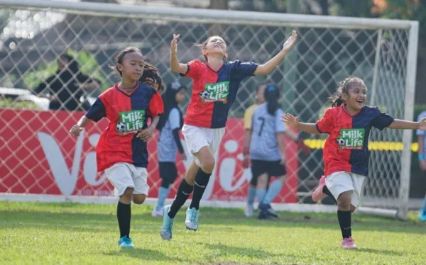 Der Fußball für frühkindliche Mädchen wird immer beliebter, Tausende Mädchen kommen nach Jakarta