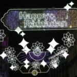 Wunderschöne Straßen der Londoner City, geschmückt mit LED-Lichtern im Ramadan-Stil