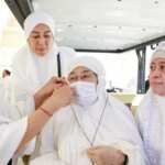 Der Moment, als Prananda Tahalul Megawati und Puan während ihrer gemeinsamen Umrah half