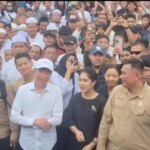 Jokowi nimmt am PSI-Kulturkarneval in Tegal teil und mischt sich unter die Leute, die kommen