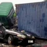 In den Sekunden, in denen ein Container-LKW in Karawang einen Corolla trifft, kommen drei Menschen ums Leben