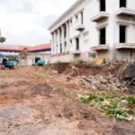 SMPN 182 warnt den Besitzer seit Dezember 2025 vor der eingestürzten Mauer, die jedoch noch nicht repariert wurde, da viel Betrieb herrscht