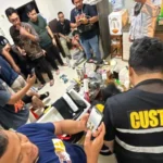 Die Zoll- und Verbrauchsteuerbehörde Polri durchsucht Methamphetaminlabor in Nord-Jakarta und beschlagnahmt 13 kg Drogen