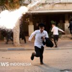 Israelische Soldatinnen werden von einer Gruppe ultraorthodoxer jüdischer Männer verfolgt. Was ist das Problem?