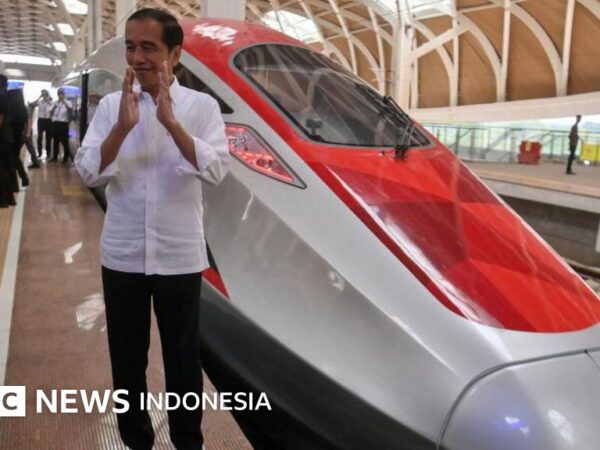 Ekonomi: Utang kereta cepat dibayar APBN, ekonom soroti fungsi Danantara