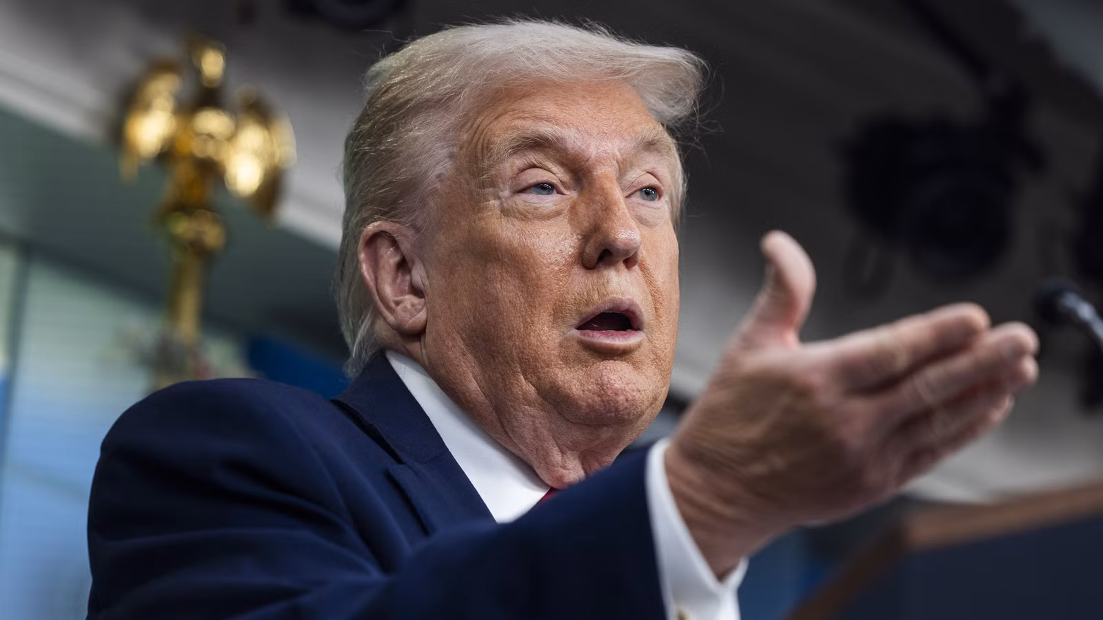 Trump kritisiert die Halbzeitleistung von Bad Bunny im Super Bowl in Truth Social Rant