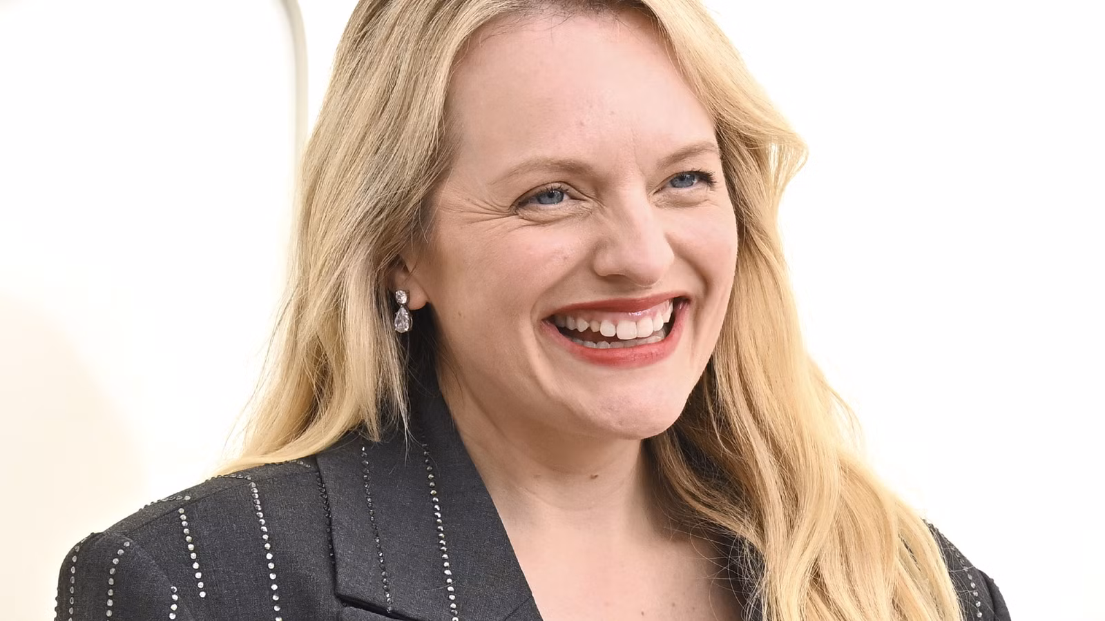 Ein Jahr nach dem Ende von The Handmaid's Tale treffen sich Elisabeth Moss und Hulu für eine neue Legal-Show wieder