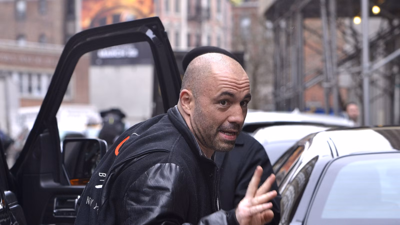 Joe Rogan reinigt seinen Namen nach der Erwähnung von Epstein in den Akten