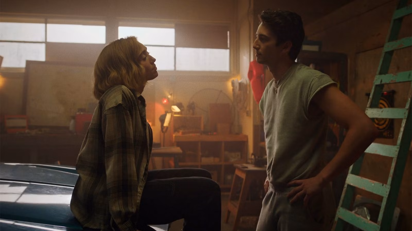 School Spirits Staffel 3: Maddie und Wally teilen einen süßen Moment im Clip zu Episode 6