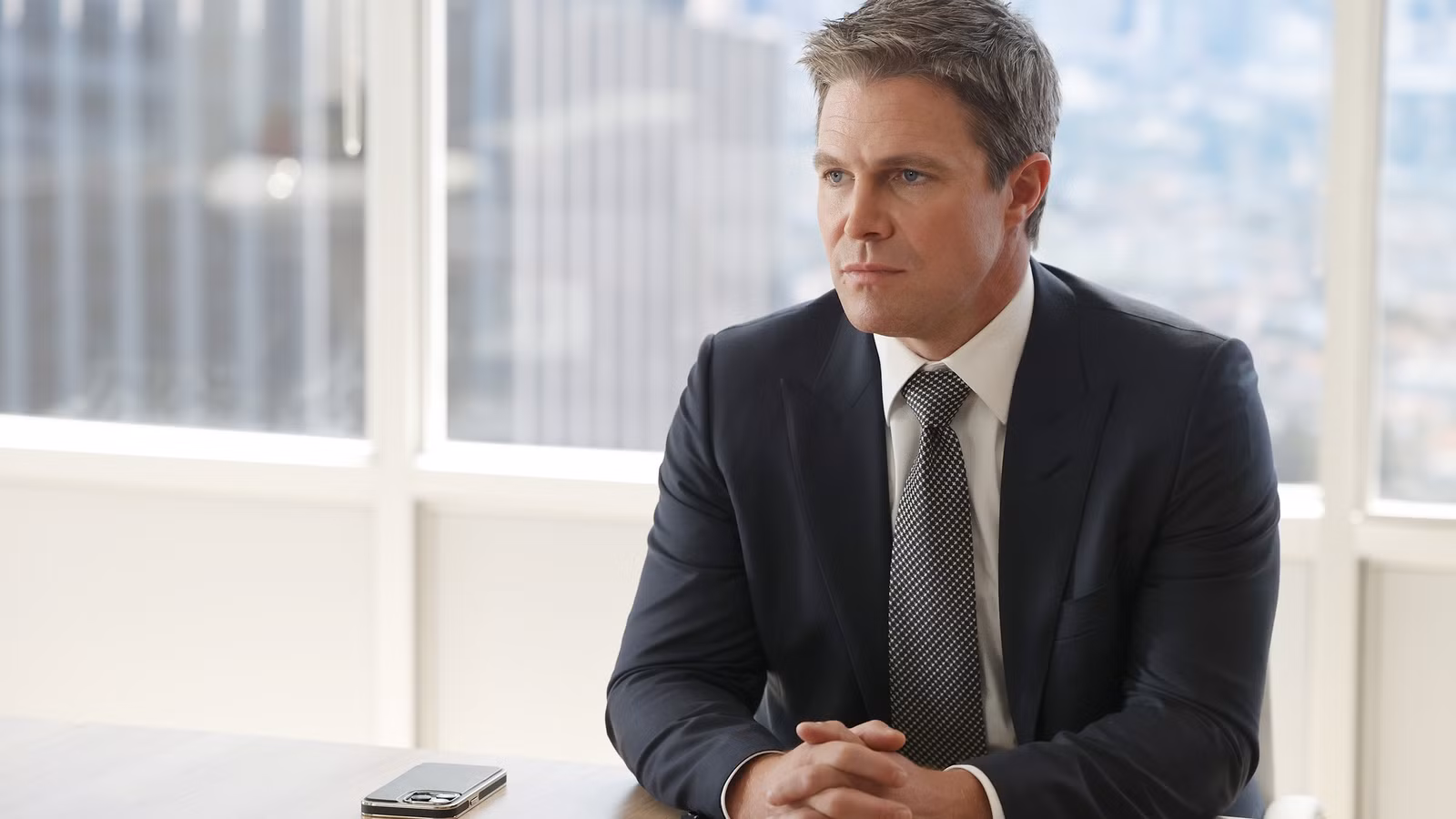 „Stephen Amells prozeduraler Neustart bringt den ursprünglichen Star 27 Jahre später zurück“