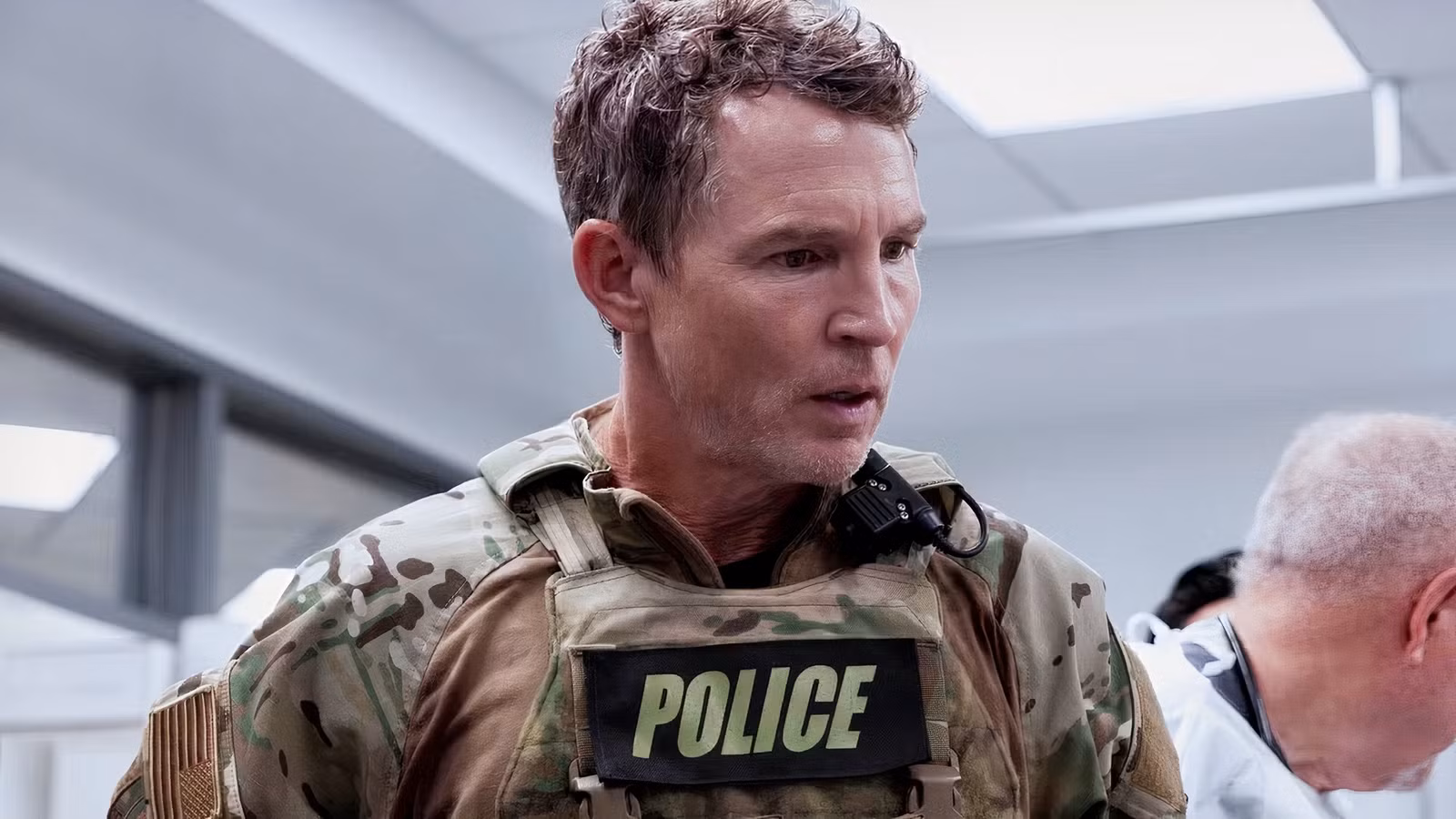 Warum Dr. Abbot in Staffel 2 von The Pitt eine SWAT-Uniform trägt