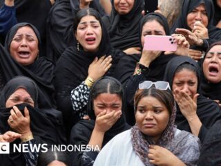 Iran: Fotos von der Beerdigung der toten Schülerinnen und Mitarbeiter