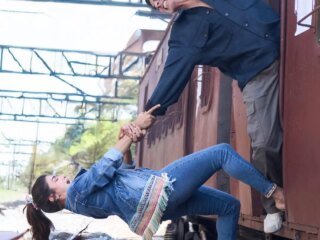 Wamiqa Gabbi führt mit Akshay Kumar einen riskanten Train-Edge-Stunt aus