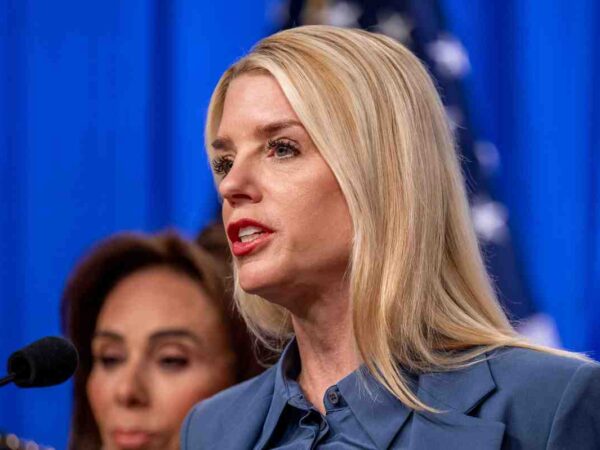 Warum hat Trump Pam Bondi gefeuert? – Film Daily