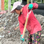 Kisah para kuli perempuan di Bali, mengangkut pasir hingga mengasuh anak