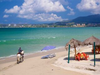 Genießen Sie eine entspannte Reise durch Mexiko im Luxusbus als englischsprachiger Tourist – Film Daily