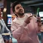 Die erste gemeinsame Anzeige von Ranveer Singh und Prakash Padukone lässt Fans einen Dhruv Rathee Dig entdecken