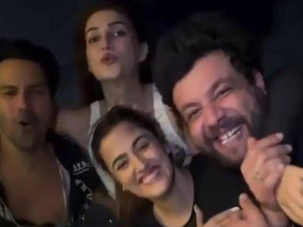 Varun Dhawan verwandelt die Promo-Rolle von Hai Jawani Toh Ishq Hona Hai in eine ausgelassene Party mit Kriti Sanon und Gang
