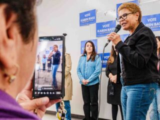 Woran sich Kritiker den Wählern über Karen Bass – Film Daily erinnern sollen