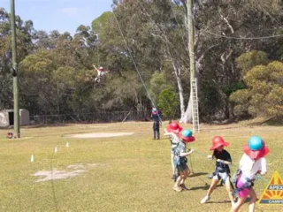 Kindergarten an der Sunshine Coast. Outdoor-Lernprogramme, die tatsächlich das ganze Jahr über laufen – Film täglich