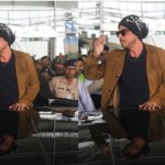 Shah Rukh Khan verwandelt Mangalore in Aufregung, als der Superstar seine Fans im charakteristischen Stil begrüßt