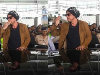 Shah Rukh Khan verwandelt Mangalore in Aufregung, als der Superstar seine Fans im charakteristischen Stil begrüßt