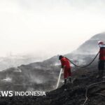 Kebakaran TPA Jatiwaringin belum juga padam, warga terdampak diungsikan – 'Asapnya tebal, gelap, sampai enggak kelihatan orang'