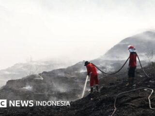 Kebakaran TPA Jatiwaringin belum juga padam, warga terdampak diungsikan – 'Asapnya tebal, gelap, sampai enggak kelihatan orang'