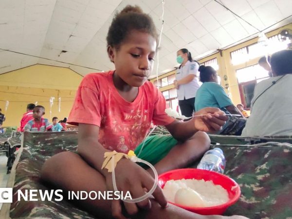 Papua: Ratusan pelajar keracunan MBG – 'Seperti kasih makan binatang dalam kandang'