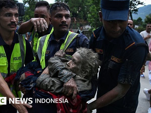 Banjir dan longsor Nepal: 'Anggota keluarga saya tersapu banjir di depan mata saya'