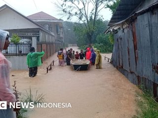 Cuaca: Mengapa banjir kembali terjadi di sebagian Sumatra saat wilayah lain dilanda karhutla dan kekeringan?