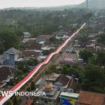 Galeri foto hari kemerdekaan Indonesia: Dari aksi membentang bendera 600 meter di kaki Gunung Arjuno hingga upacara di lokasi Karhutla