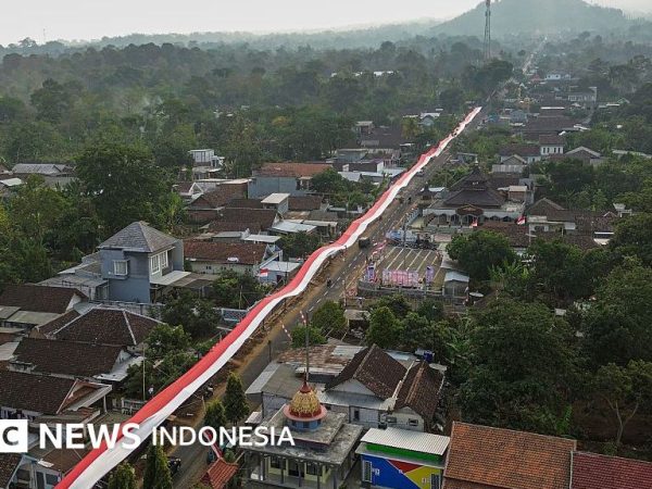 Galeri foto hari kemerdekaan Indonesia: Dari aksi membentang bendera 600 meter di kaki Gunung Arjuno hingga upacara di lokasi Karhutla