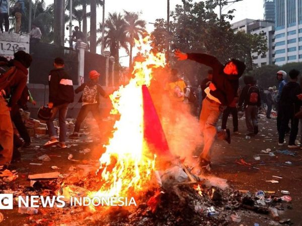 Demo 27 Agustus: Satu orang meninggal dan ratusan orang ditangkap - Apa yang diketahui?