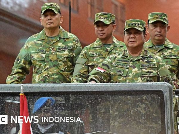 Prabowo naikkan tukin pegawai Kemhan dan prajurit TNI, tapi 'tidak ada uang' naikkan gaji guru
