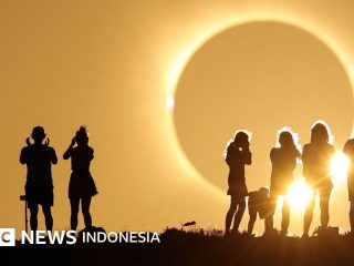 Foto-foto gerhana matahari total yang terjadi 'sekali seumur hidup' di Eropa